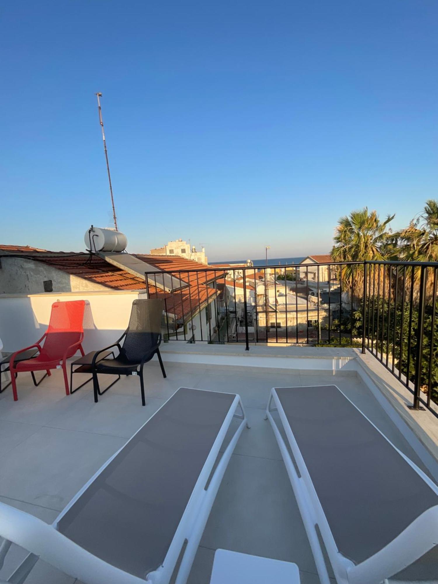 Le Voyageur By The Sea - Furnished Rooms Larnaca Exterior photo