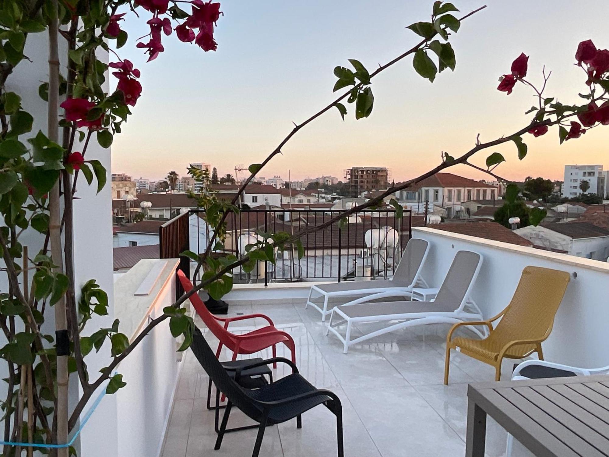 Le Voyageur By The Sea - Furnished Rooms Larnaca Exterior photo