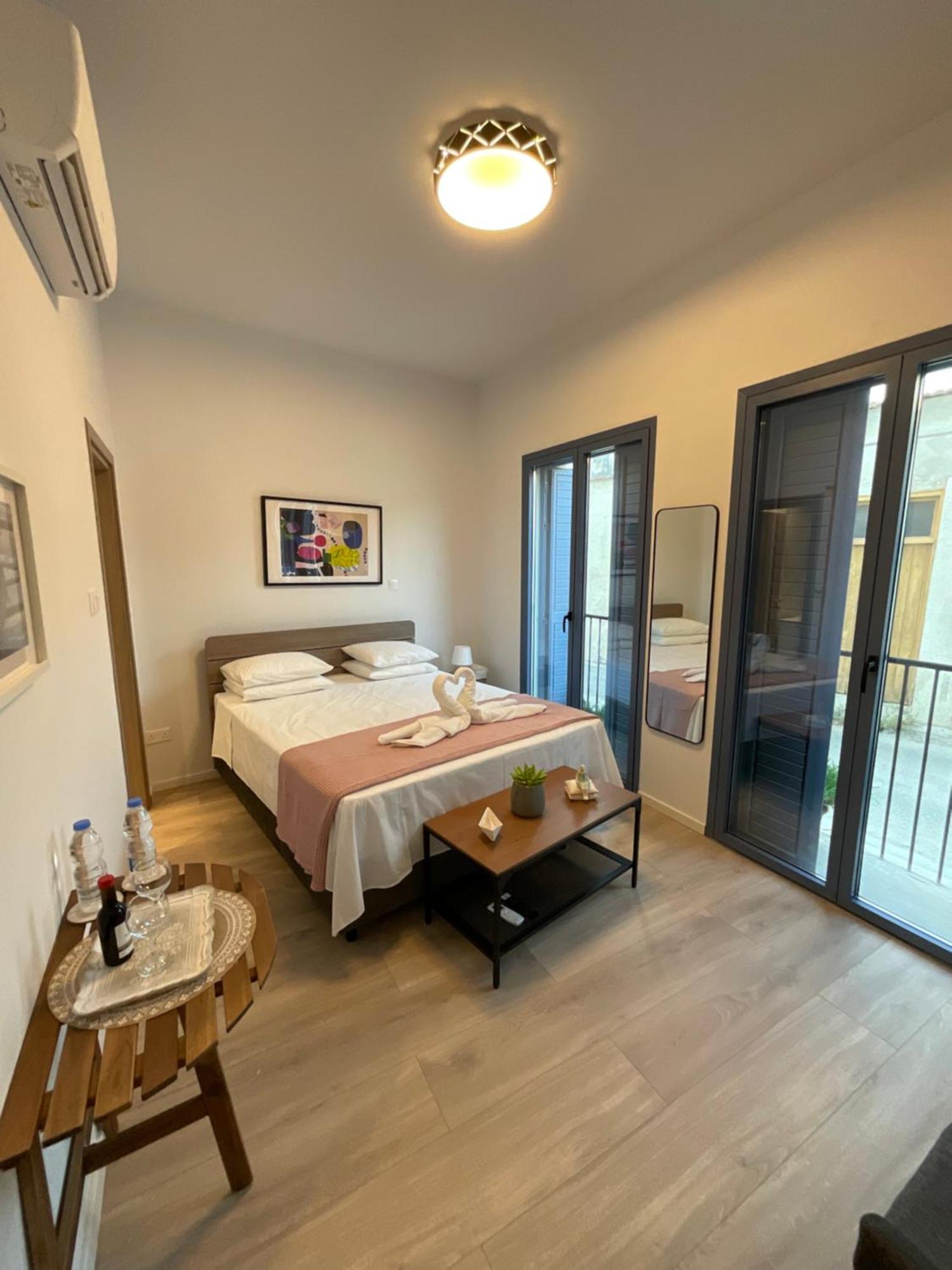 Le Voyageur By The Sea - Furnished Rooms Larnaca Exterior photo