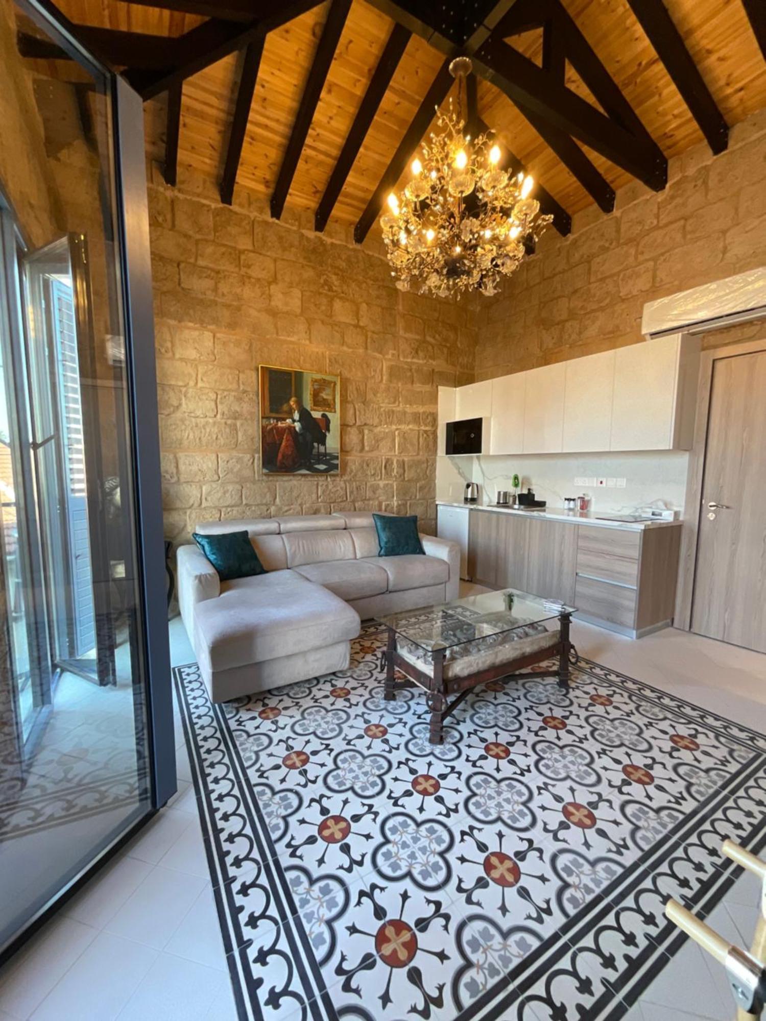 Le Voyageur By The Sea - Furnished Rooms Larnaca Exterior photo