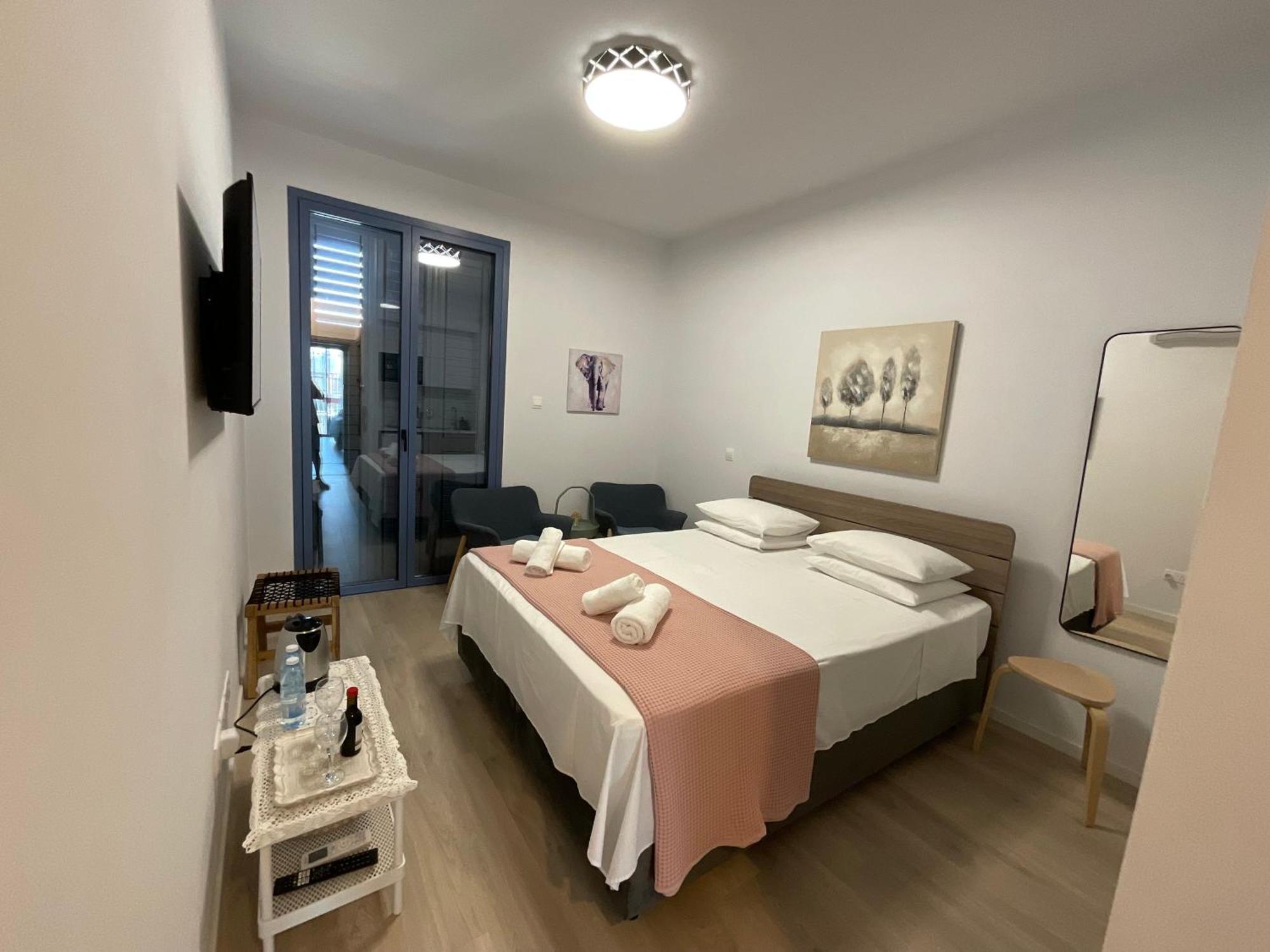 Le Voyageur By The Sea - Furnished Rooms Larnaca Exterior photo