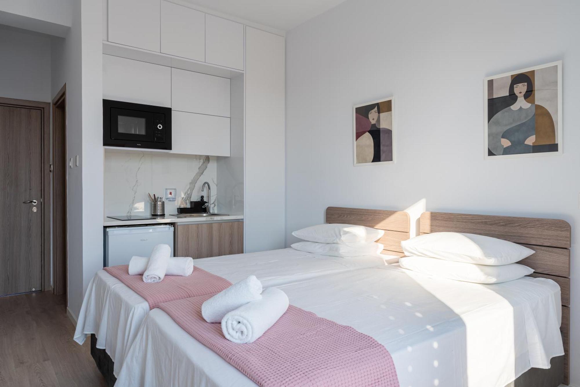 Le Voyageur By The Sea - Furnished Rooms Larnaca Exterior photo