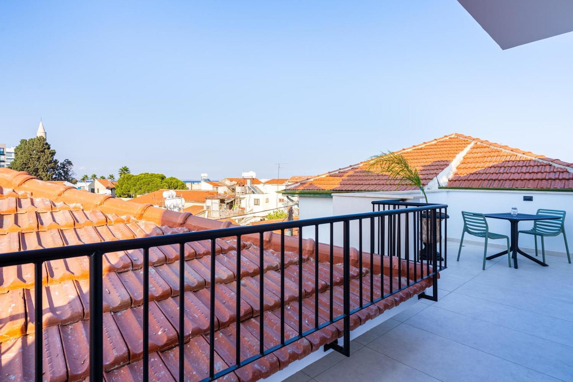 Le Voyageur By The Sea - Furnished Rooms Larnaca Exterior photo